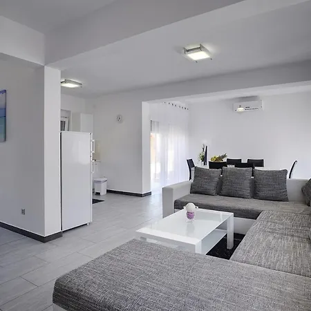 Villa Lara 2 *